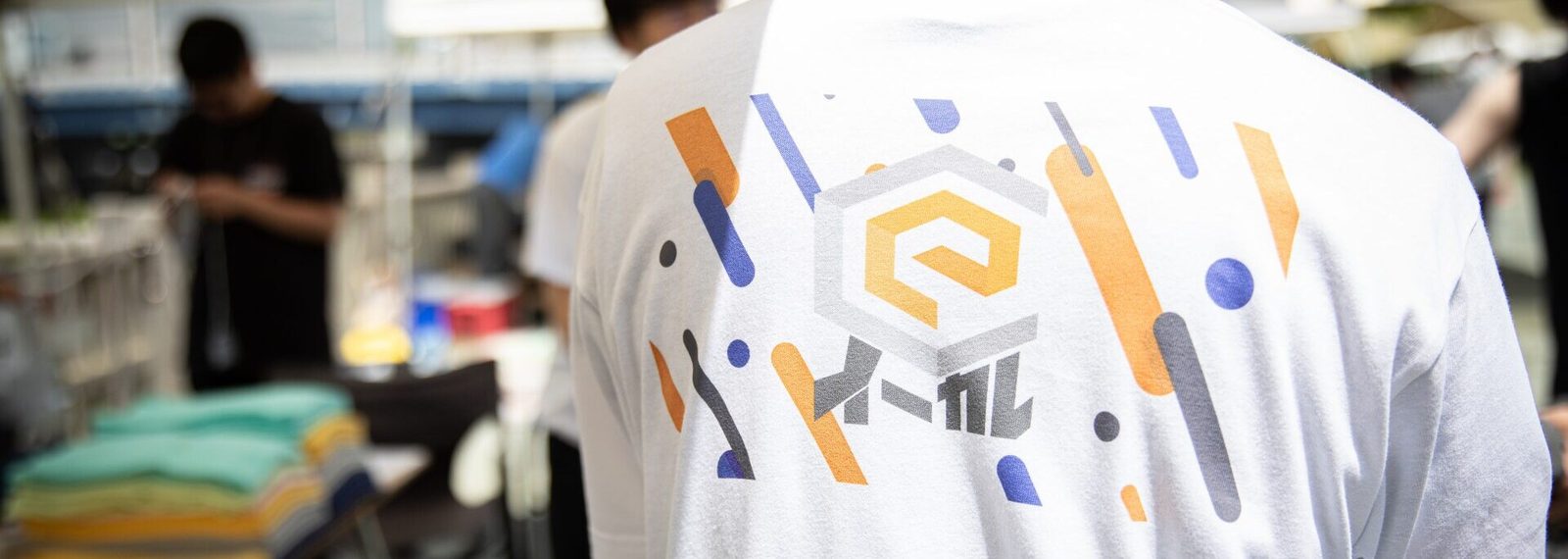 eカレのロゴが入った運営スタッフのTシャツ